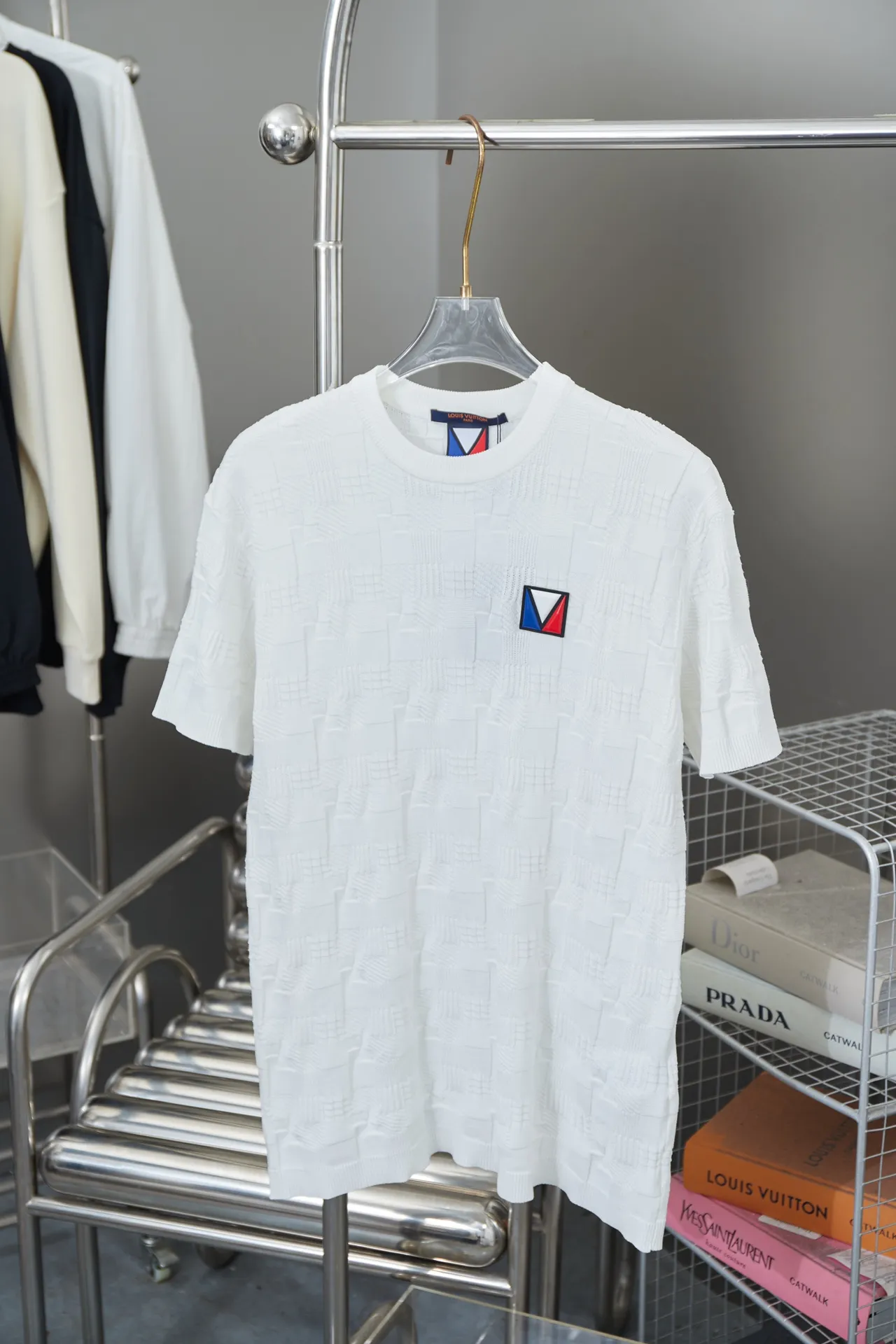 🅿️220 high-quality LOUIS VUITTON/Louis Vuitton 25FW America's Cup sports jacquard T-shirt, the 25FW fashion show's dawn style. Complete with three standards, using high-weight pure cotton fabric! It feels very comfortable in the hand. The OS drop-shoulder version adopts round mesh printing technology. It is fashionable and personalized, and it is super versatile! The threaded neckline is not loose, the color is fixed at high temperature, and the through-shoulder strapping process is used. Unisex S M L XL